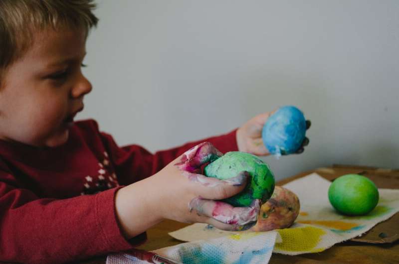 bambino che fa i primi passi