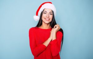 Donna sorridente che indossa un cappello da Babbo Natale